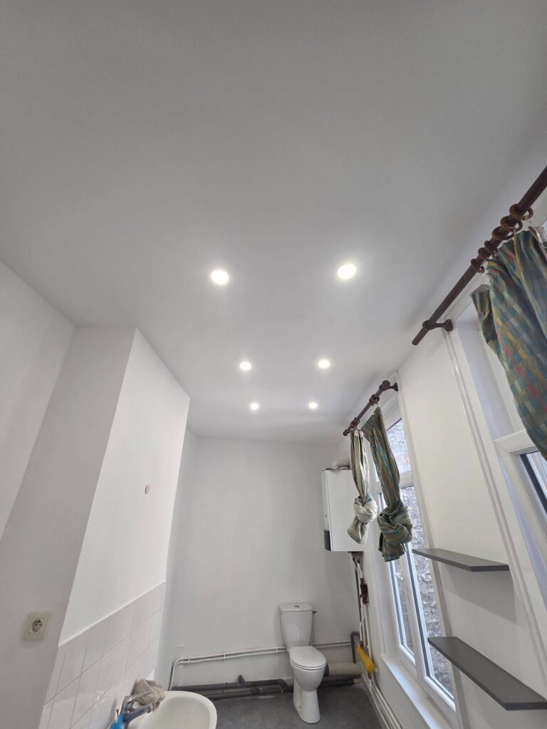 Isolation de plafond, enduit, peinture mur et plafond, peinture boiseries